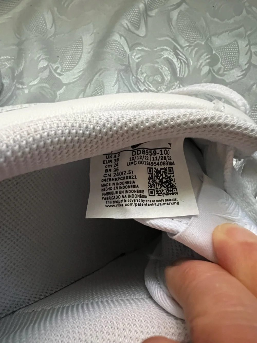Nike White Mesh-Lined Low-Top Sneakers - Picture 7 of 9